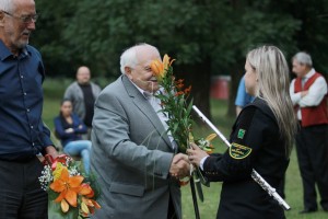 57 festival Janáčkovy Hukvaldy 2015 - koncert s DO Příbor 11. 7. 2015 (foto Edmund Kijonka) - gratulace Karlu Briovi, bývalému dirigentovi Májováku